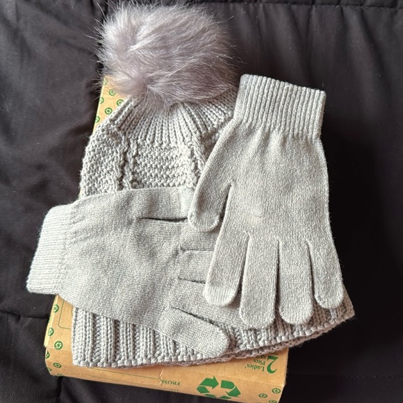 Hat and gloves gift set - Picture 1 of 4